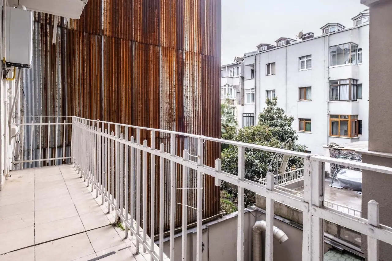 Centrally Located Apartment With Balcony In Sisli Istanbul