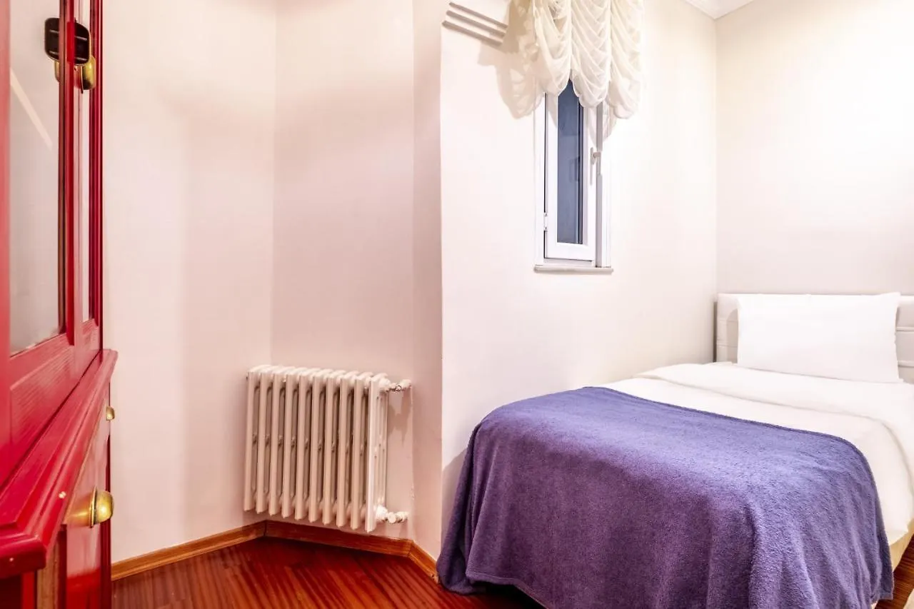 Centrally Located Apartment With Balcony In Sisli Istanbul