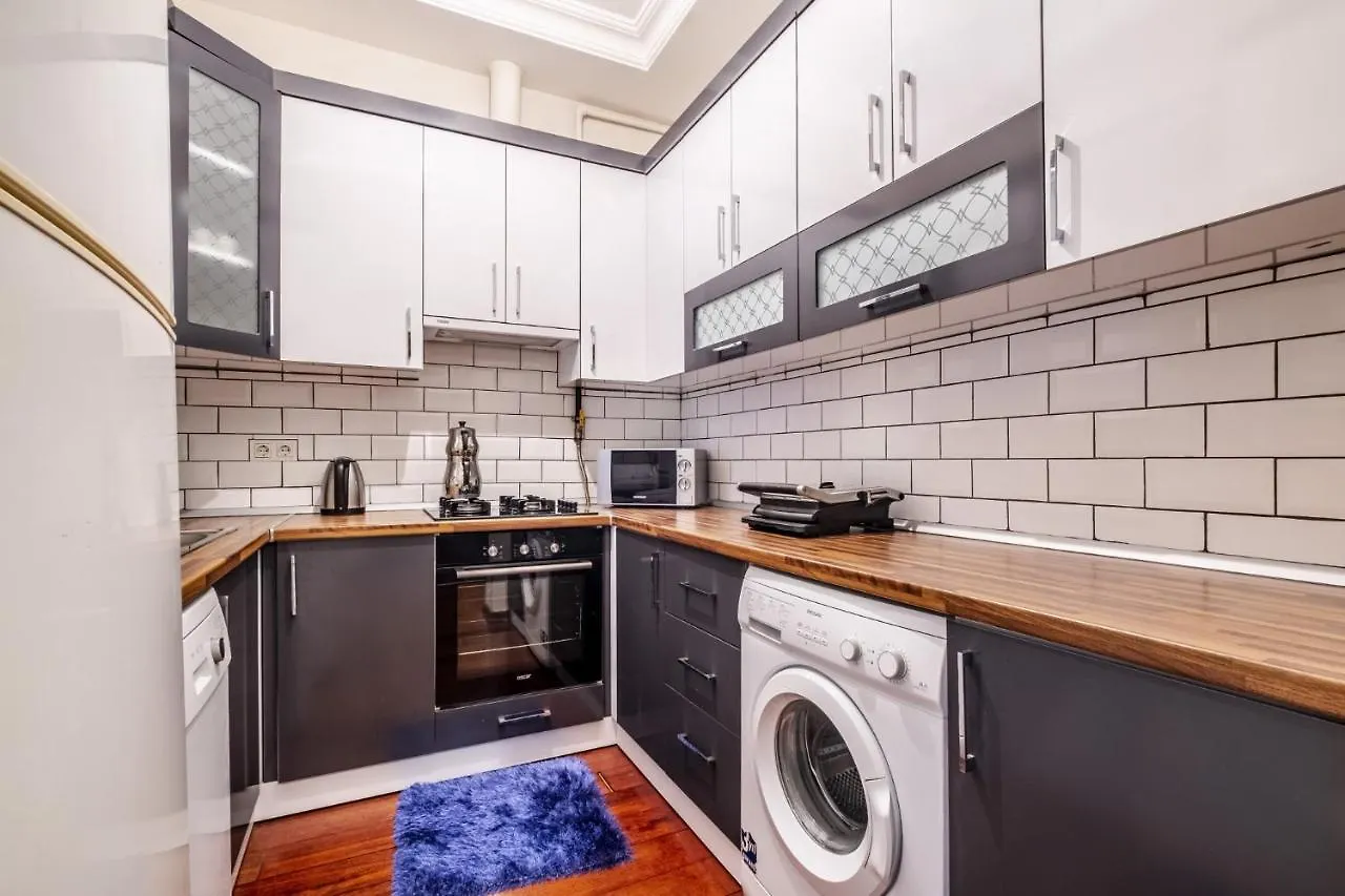 Centrally Located Apartment With Balcony In Sisli Istanbul